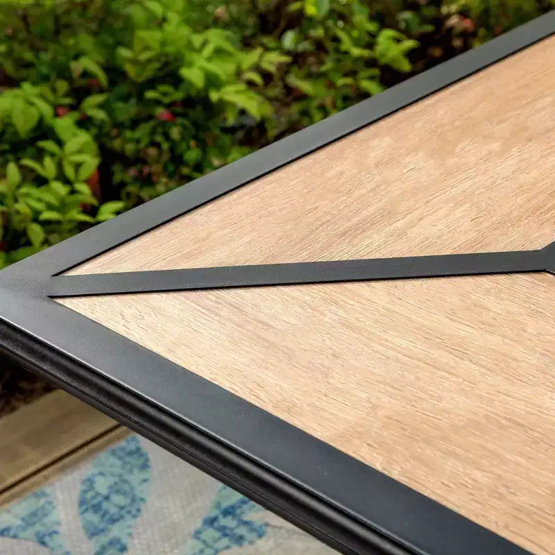 Ensemble de salle à manger d'extérieur 7 pièces Captiva Designs avec table en faux bois/acier avec trou pour parasol et chaises en métal rembourrées avec accoudoirs