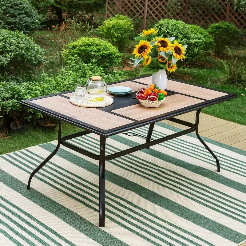 Ensemble de salle à manger extérieur 7 pièces avec 2 chaises pivotantes et table en similibois avec trou pour parasol - Captiva Designs : Meubles de patio résistants aux intempéries
