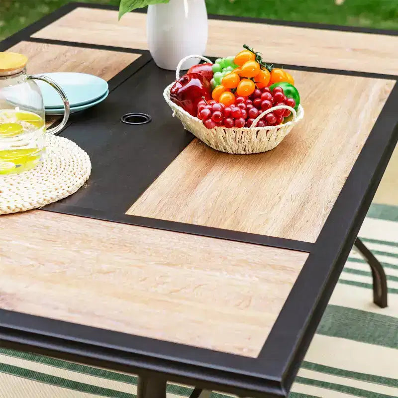 Ensemble de salle à manger extérieur 7 pièces avec 2 chaises pivotantes et table en similibois avec trou pour parasol - Captiva Designs : Meubles de patio résistants aux intempéries