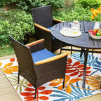 Ensemble de salle à manger d'extérieur 5 pièces avec chaises en osier avec coussins et table ronde en métal avec trou pour parasol - Bleu - Captiva Designs