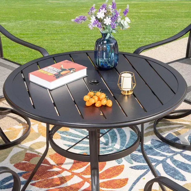 Table et chaises de salle à manger rondes d'extérieur Captiva Designs 5 pièces en acier avec plateau à lattes noires et chaises en toile tendue à structure en acier