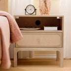 Comodino in Rattan con Scomparto, 1 Cassetto, Presa Elettrica e Manopola in Ottone