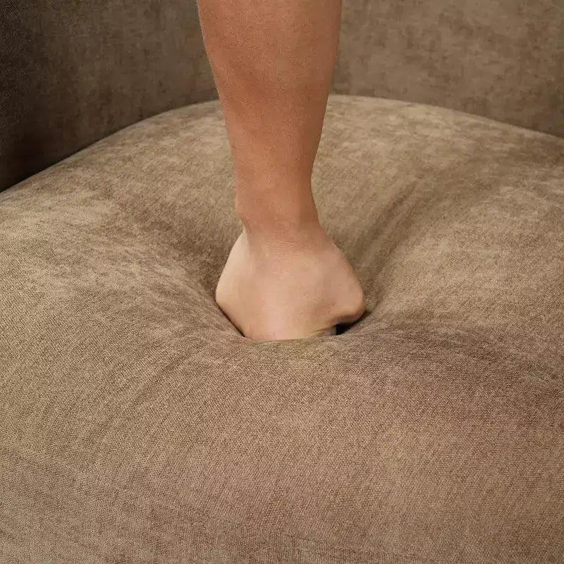 Poltrona girevole moderna con struttura in legno e gambe in metallo