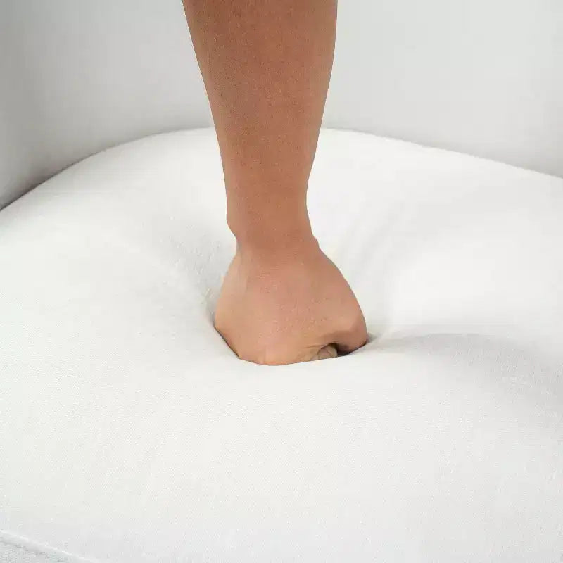 Poltrona girevole moderna con struttura in legno e gambe in metallo