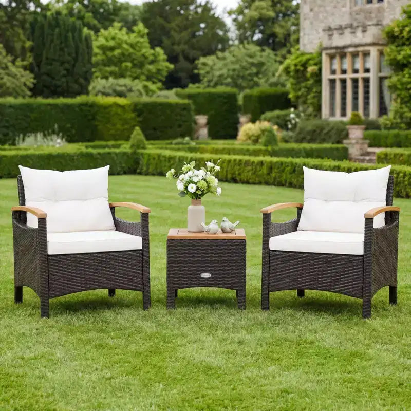 Gymax Ensemble bistro d'extérieur 3 pièces avec accoudoirs, table en bois d'acacia et coussin blanc pour jardin et arrière-cour