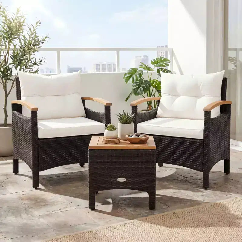 Gymax Ensemble bistro d'extérieur 3 pièces avec accoudoirs, table en bois d'acacia et coussin blanc pour jardin et arrière-cour