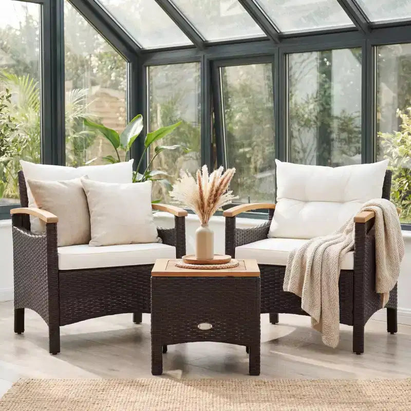 Gymax Ensemble bistro d'extérieur 3 pièces avec accoudoirs, table en bois d'acacia et coussin blanc pour jardin et arrière-cour