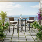 Ensemble de 3 tabourets et de bar Gymax, de jardin, avec 2 sièges coussinés, chaises de terrasse en métal et table de bar avec plateau en verre