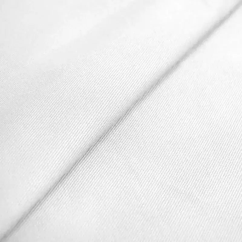 Sedia da pranzo con fodera a gonna in twill bianco: Elegante seduta imbottita, struttura in legno di caucciù, capacità 113 kg